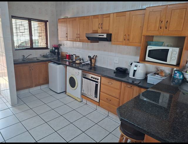 3 BEDROOM DUPLEX FOR SALE IN UVONGO BEACH